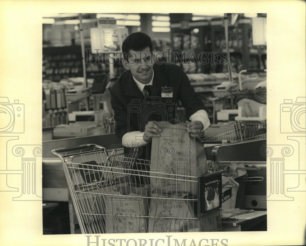 1993 Press Photo John Gonzales at his part time job in Schwehmann&#39;s store - Historic Images