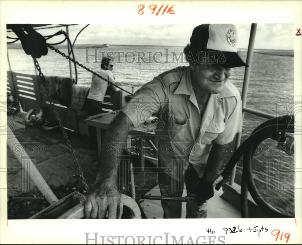 1988 Press Photo Joseph Gonzales Harvest oysters in The Bayous of Lake Robin - Historic Images