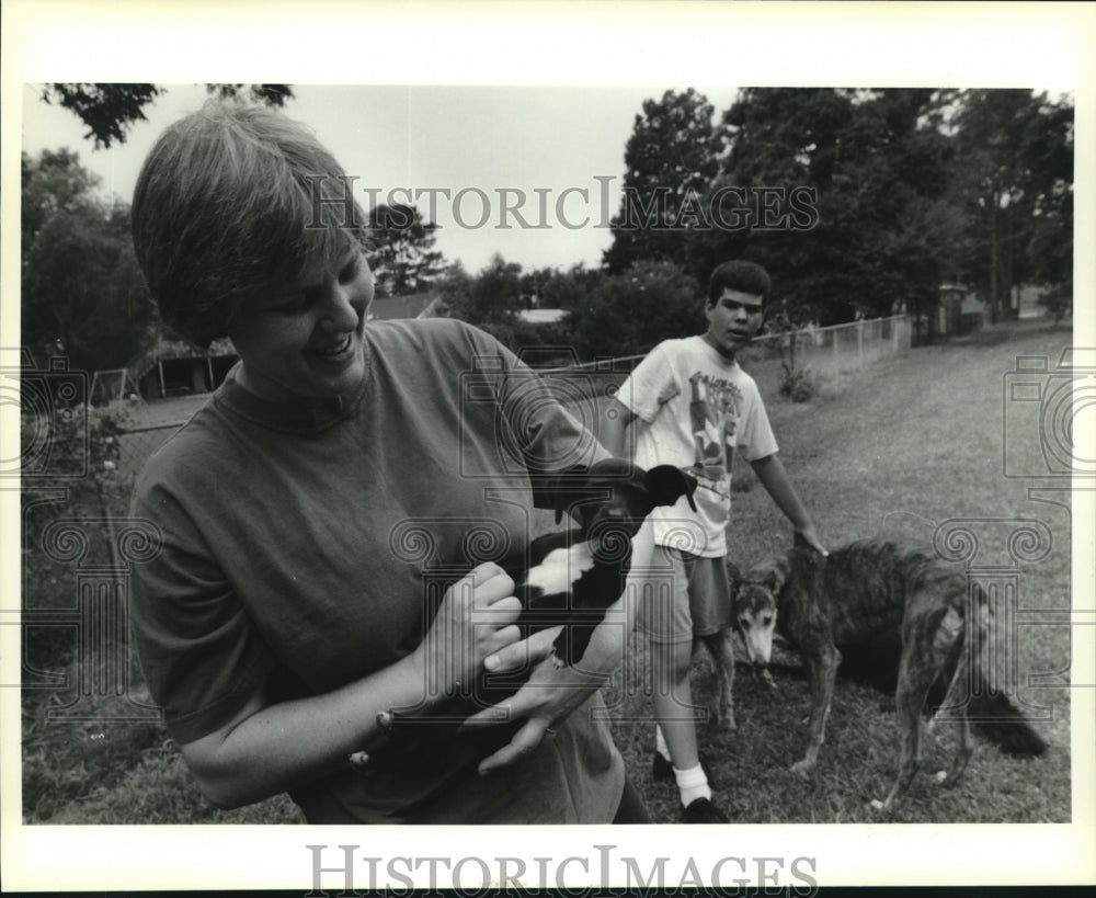 1994 Press Photo Kathy &amp; Jeff Gonzales with their adoptive pets at their home - Historic Images