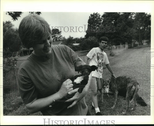 1994 Press Photo Kathy & Jeff Gonzales with their adoptive pets at their home - Historic Images