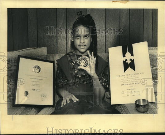 1990 Press Photo Krissy Gonzales with awards she won for volunteering - Historic Images