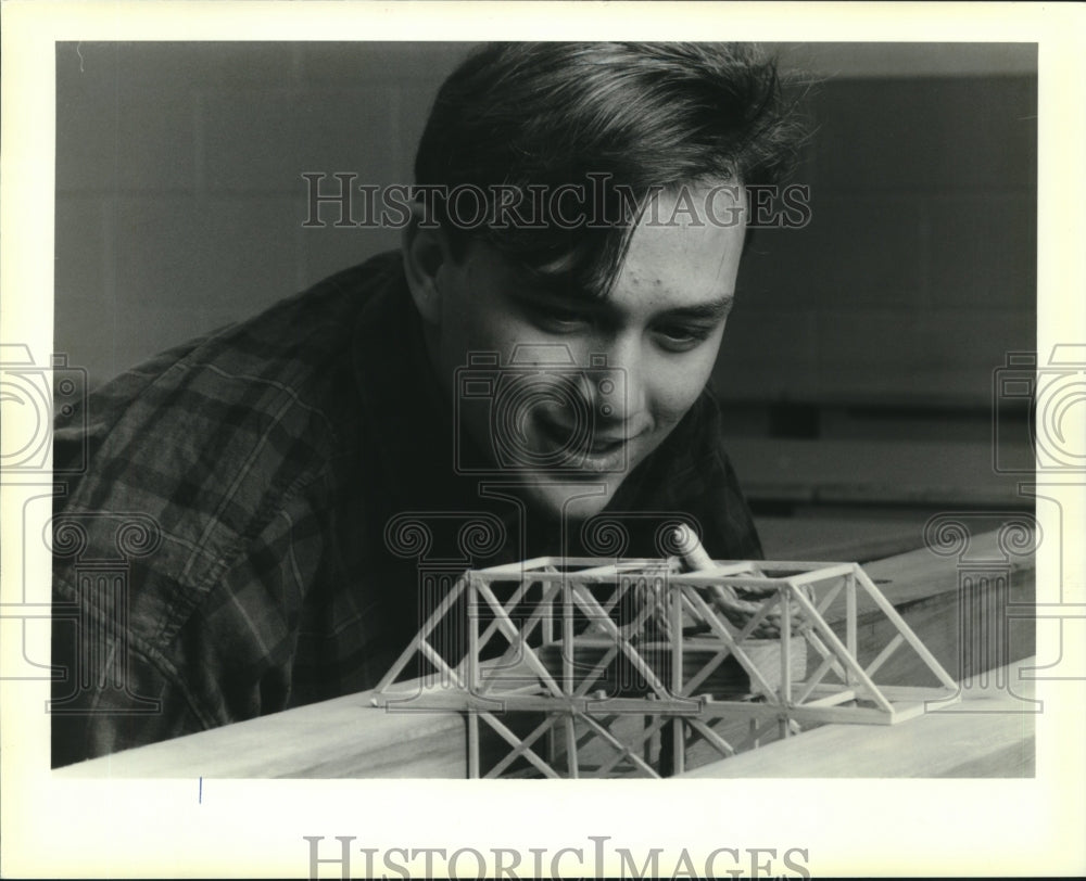 1989 Press Photo Ramos Gonzales, drafting project, L.W. Higgins High, Marrero - Historic Images