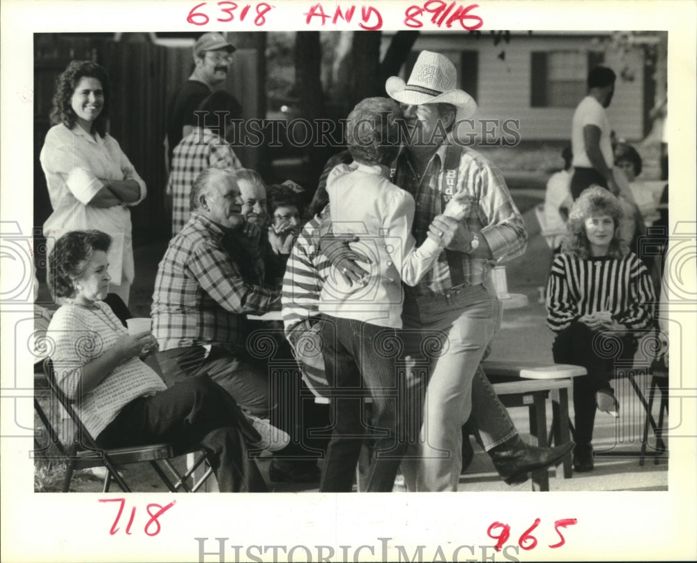 1988 Press Photo John Duillot dances with wife at Gerrie Court block party - Historic Images