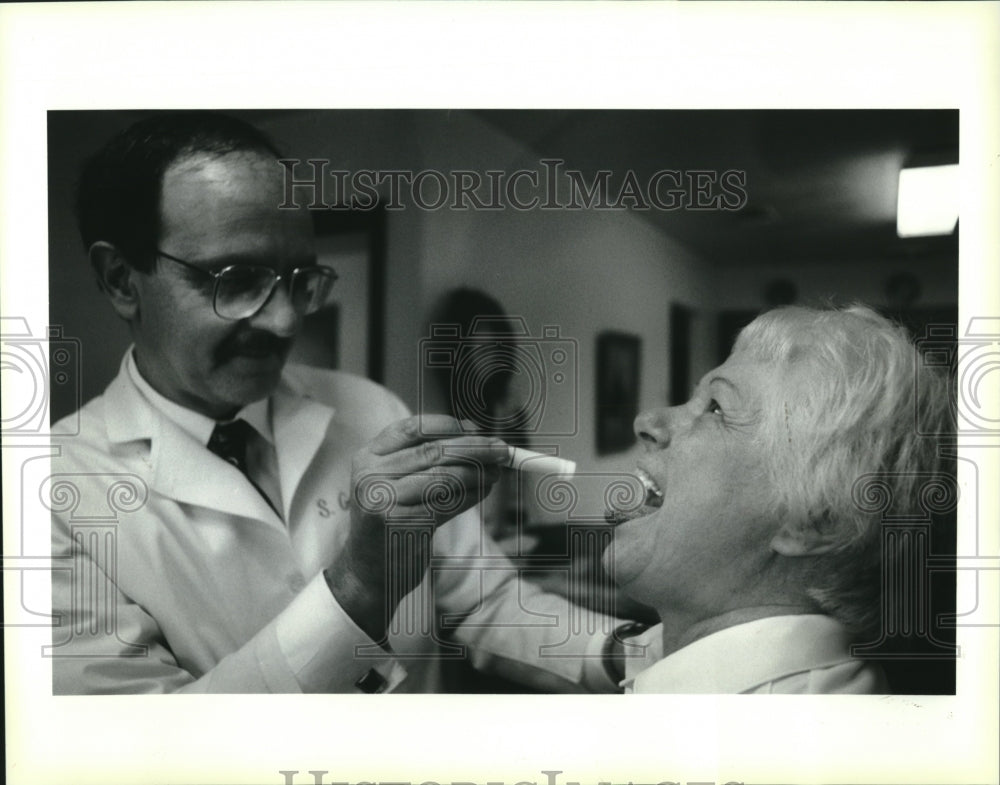 1994 Press Photo Housecalls-Dr. Gergatz checks Pauline Rosich&#39;s sore throat - Historic Images