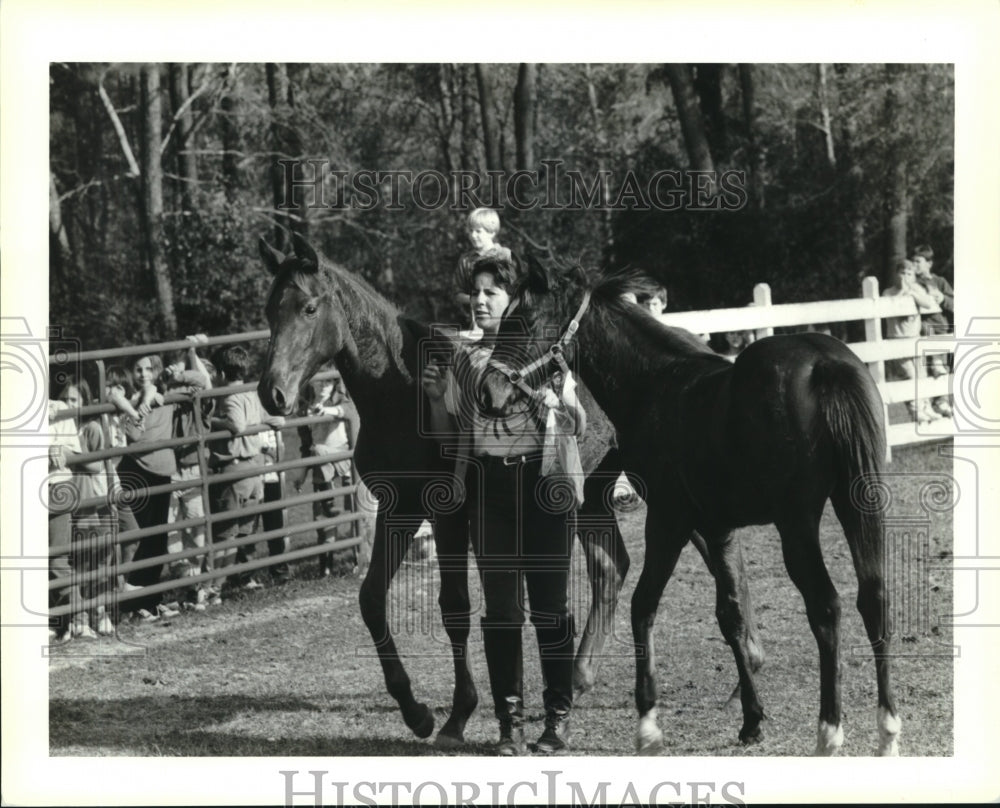 1992 Press Photo Judi Gerhardt, Blue Moon Equestrian, shows off horses to kids - Historic Images