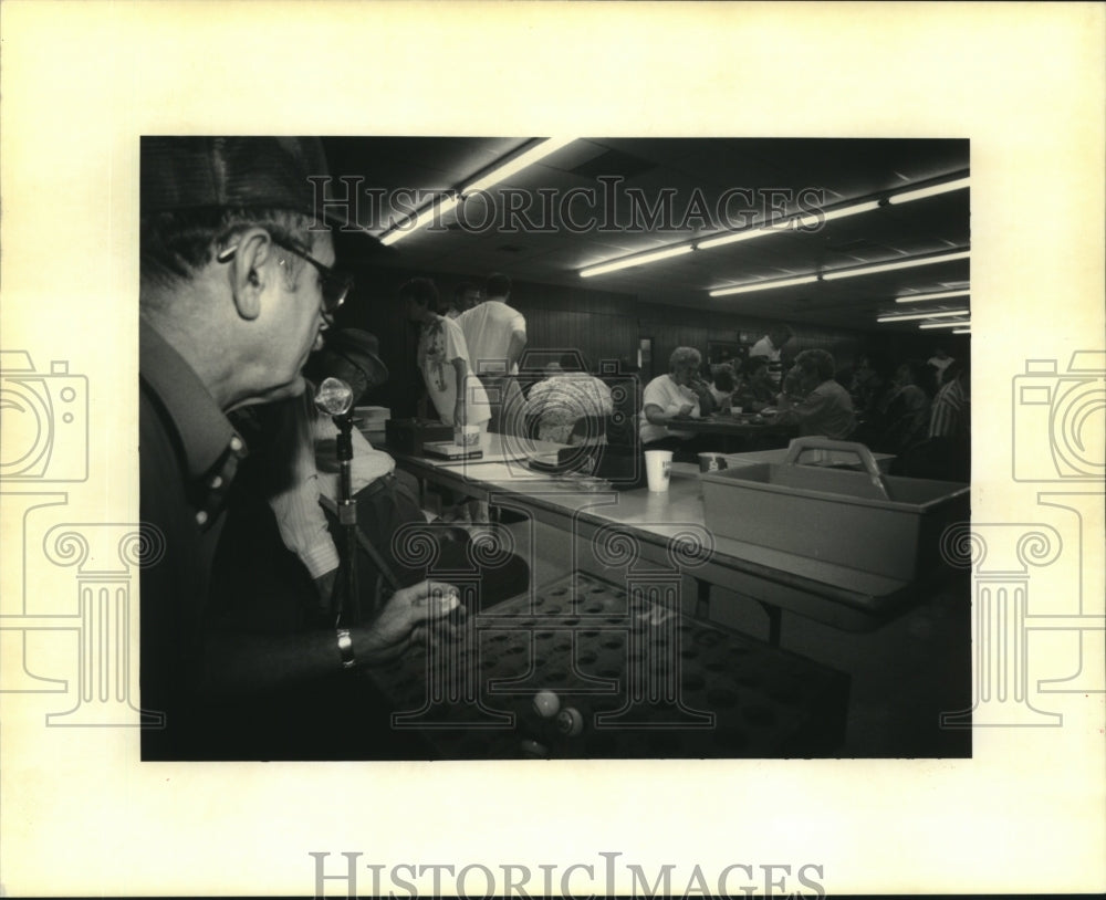 1992 Press Photo Elton Ockman calls bingo, German Coast Food &amp; Fun Festival - Historic Images