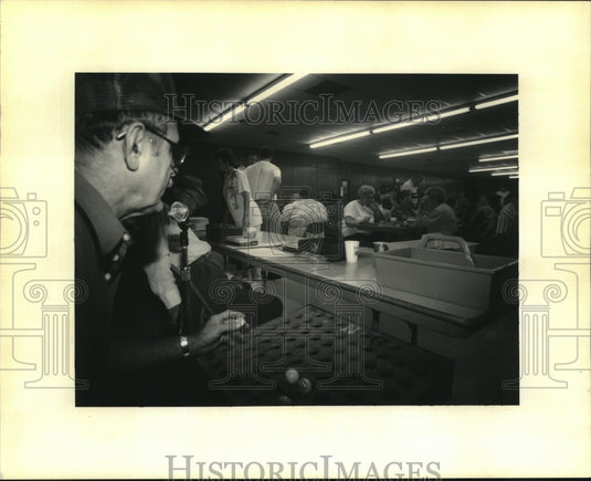 1992 Press Photo Elton Ockman calls bingo, German Coast Food & Fun Festival - Historic Images