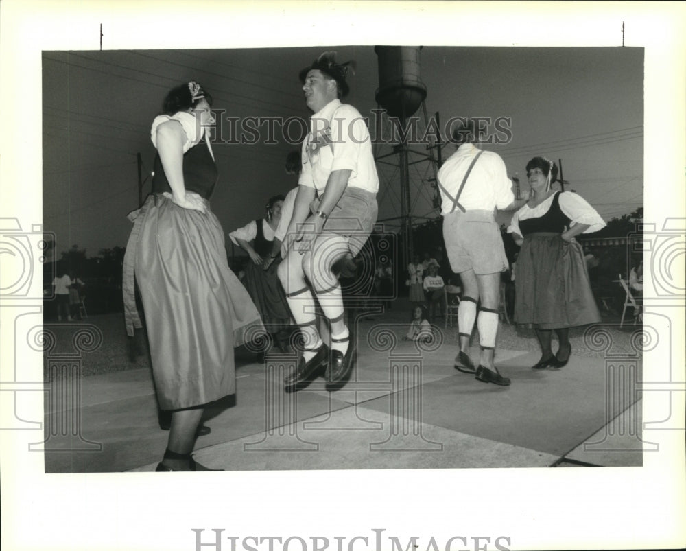 1993 Press Photo Angel &amp; J.R. Shaw perform German Folk Dances, German Fest - Historic Images