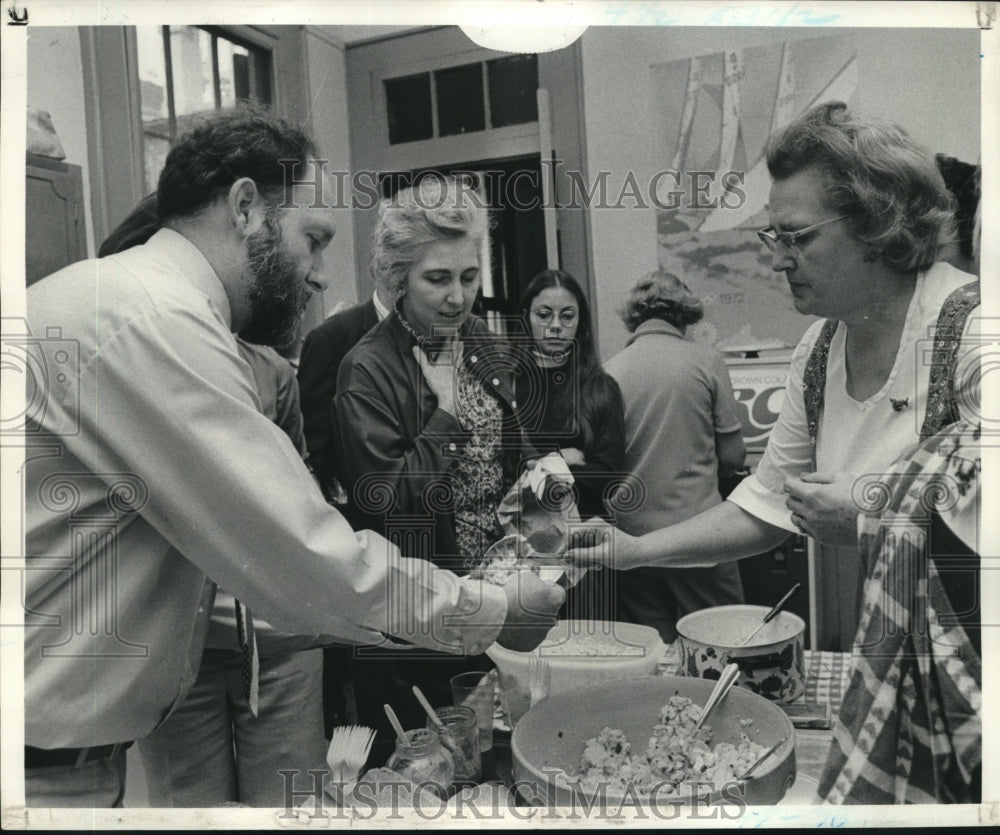 1975 Press Photo Mrs. Darrel Griffin serves food, annual seamen&#39;s benefit - Historic Images