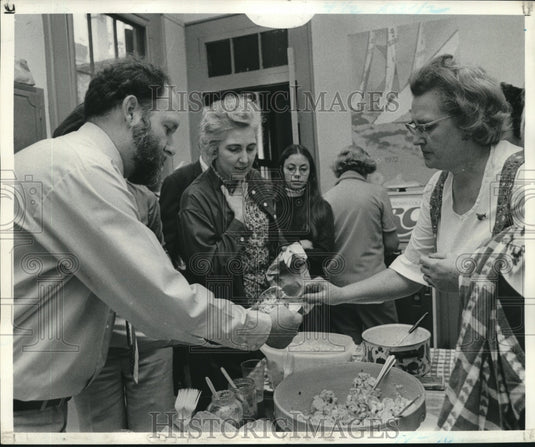 1975 Press Photo Mrs. Darrel Griffin serves food, annual seamen's benefit - Historic Images
