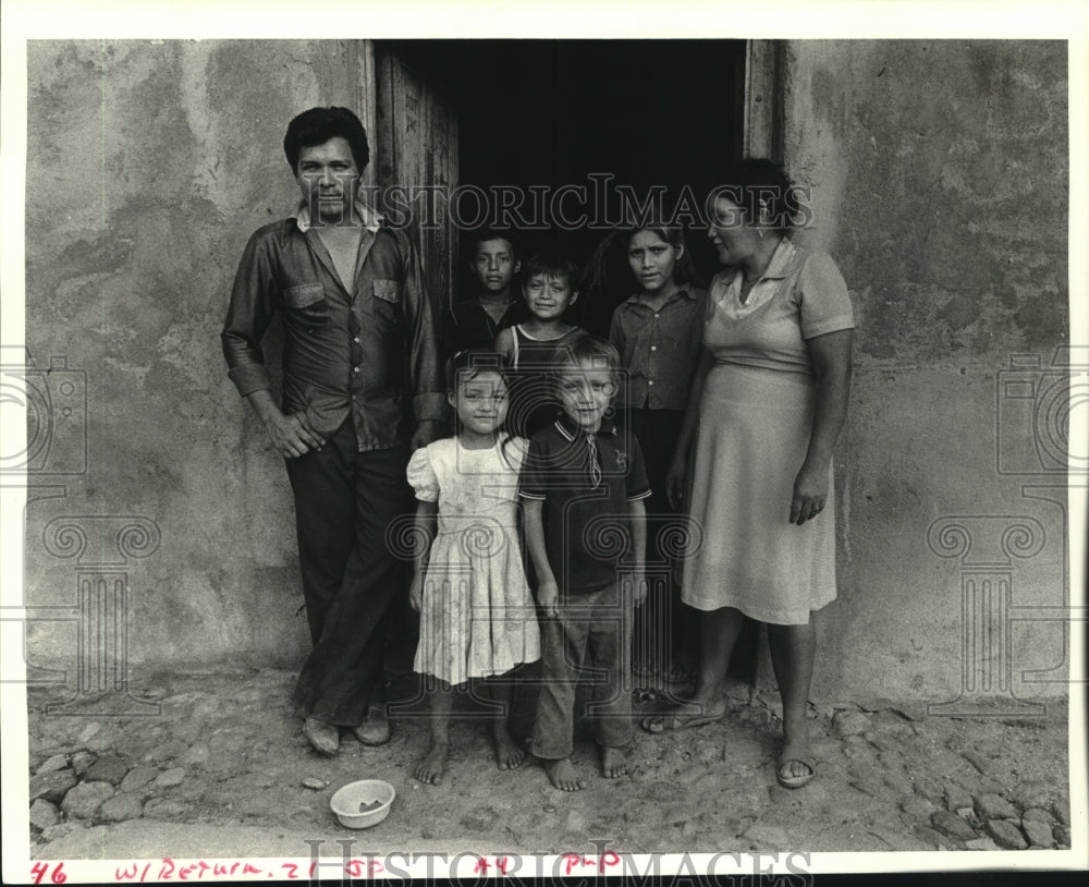 1987 Press Photo Francisco Gonzalez former Brooklyn garment factory worker - Historic Images