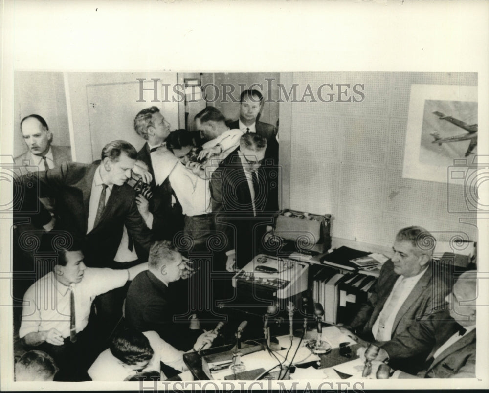 1964 Press Photo Newsmen hear taped conversation from plane recording- Historic Images