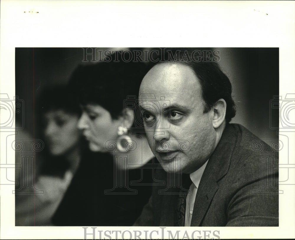 1987 Press Photo Romi Gonzalez talks with Latin and local journalist - Historic Images