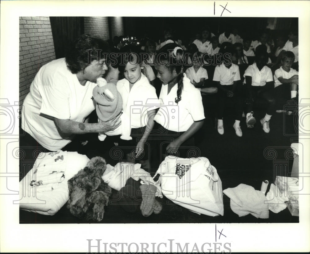 1994 Press Photo Ruth George of Red Cross during storm seminar for children - Historic Images