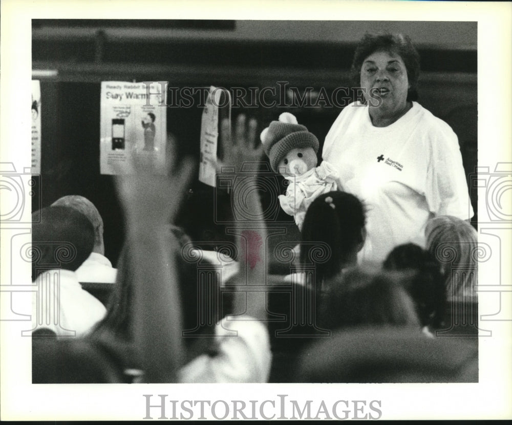 1994 Press Photo Ruth George of Red Cross conducts storm seminar for children - Historic Images