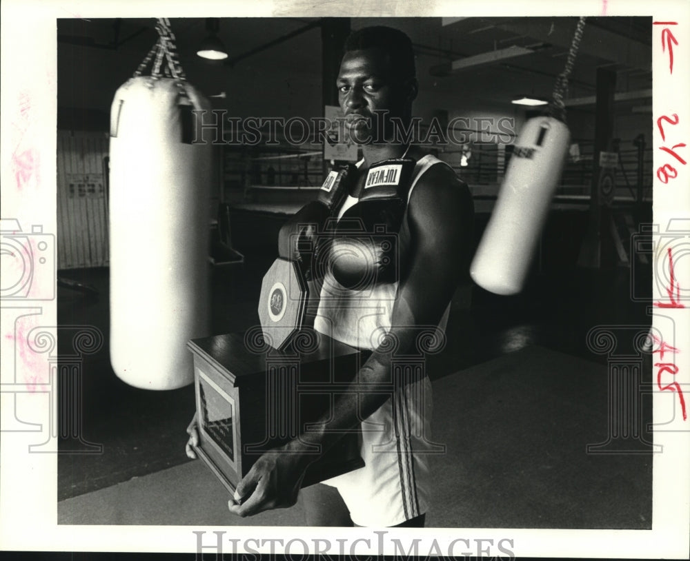 1985 Press Photo Boxing - Tevin George holds his Gloves Super Heavyweight trophy - Historic Images