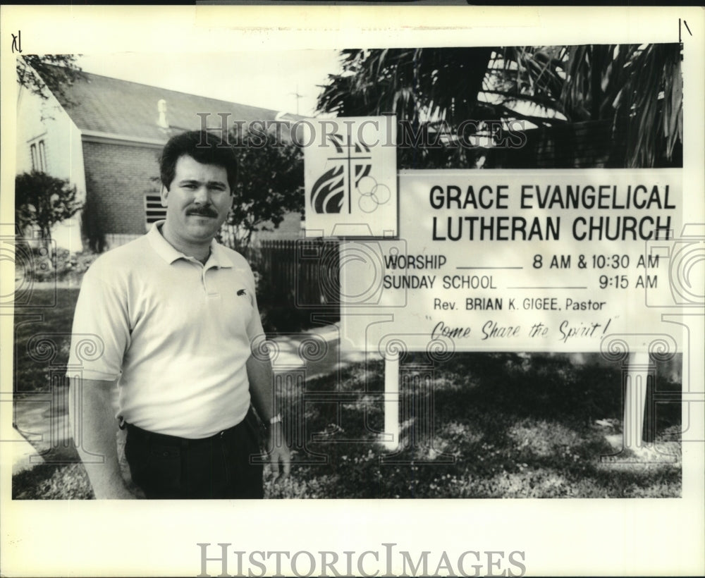 1990 Press Photo Reverend Brian Gigee in front of The Grace Lutheran - Historic Images