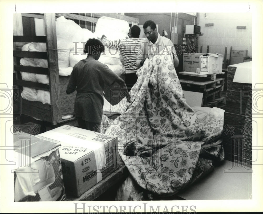 1990 Press Photo Goodwill Industries gets donation of drapes - nob21124 - Historic Images