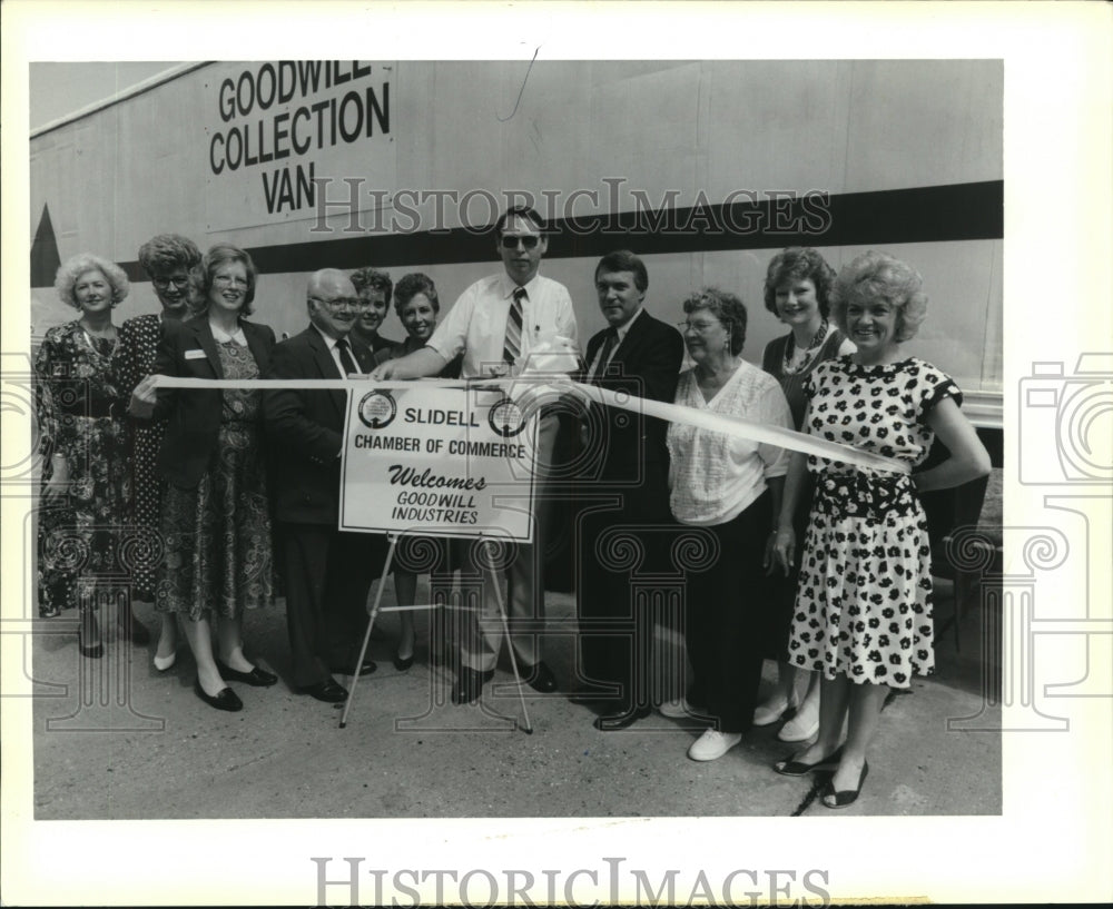 1990 Press Photo Jim Collins at ribbon cutting, Goodwill Industries, Cross Gate - Historic Images