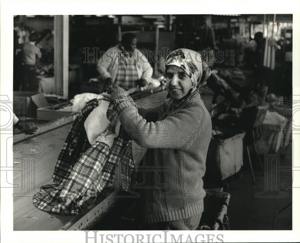 1986 Press Photo Nancy Eakin sorts donations, Goodwill Industries - Historic Images