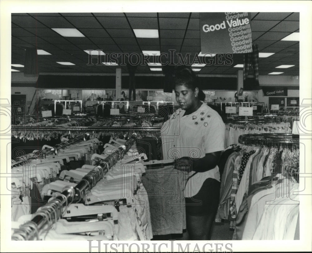 1993 Press Photo Cynthia Brown shopping at Goodwill, Chalmette - Historic Images