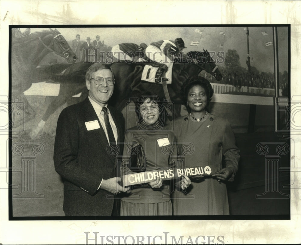 1989 Press Photo Group of Children&#39;s Bureau day at races - Historic Images