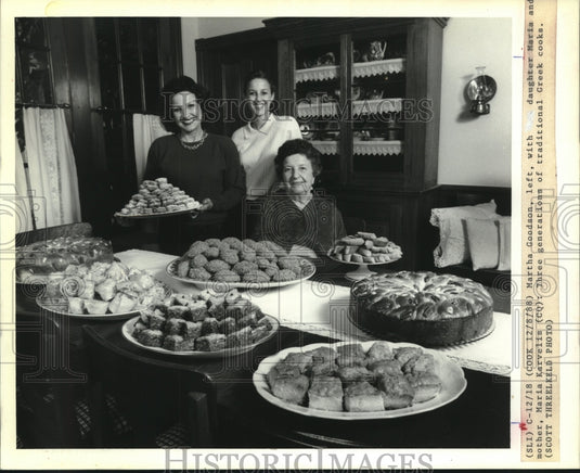 1988 Press Photo Martha Goodson with daughter Maria & mother Maria, Greek cooks - Historic Images