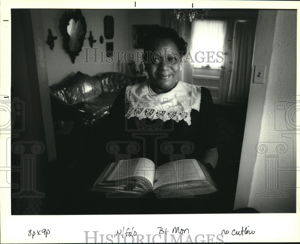 1992 Press Photo Shirley Goodman, of Shirley and Lee fame with her bible - Historic Images