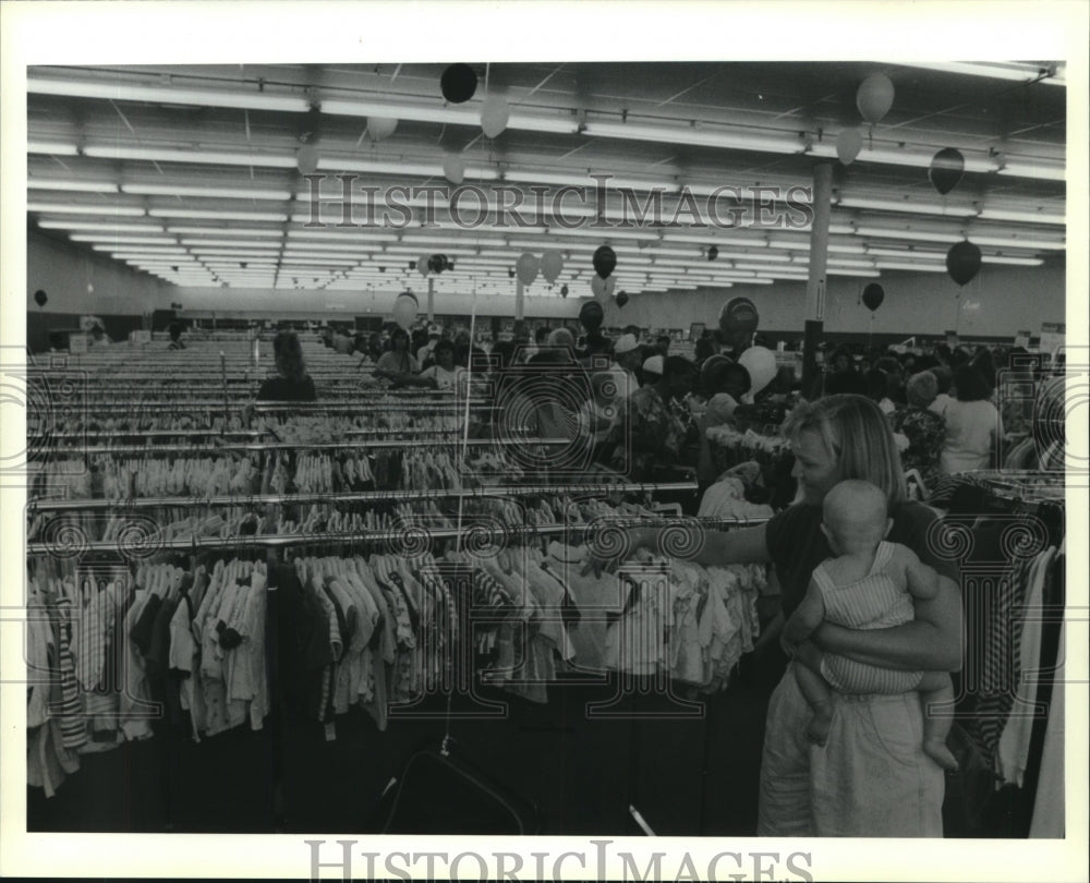 1995 Press Photo Karan St. Germain shops for bargains at Goodwill Superstore - Historic Images