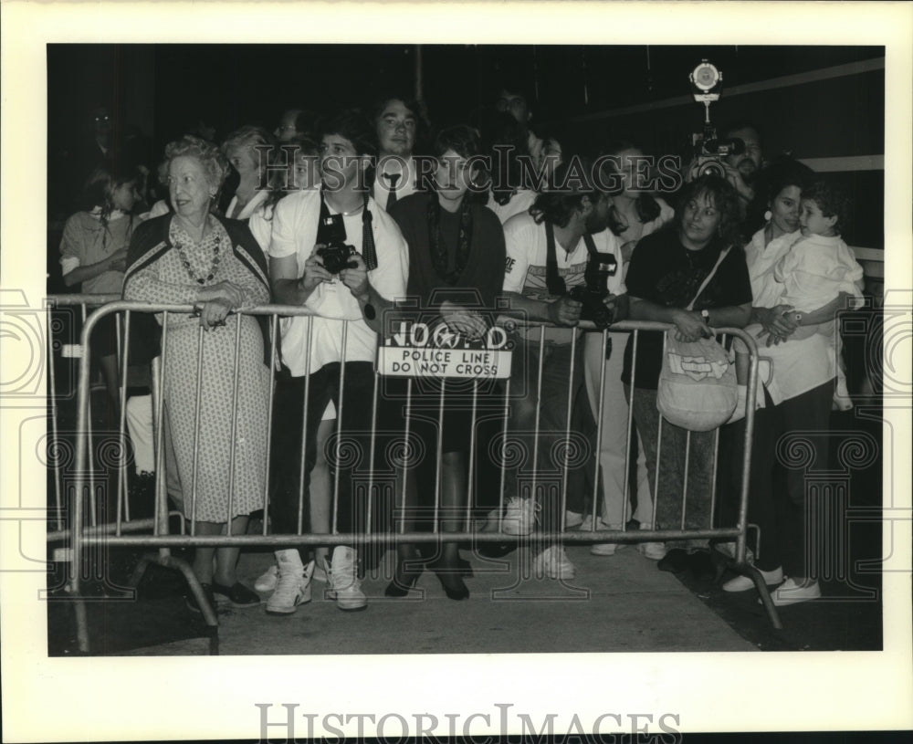 1989 Press Photo Crowd trying to peek into H. John Goodman wedding - nob21175 - Historic Images