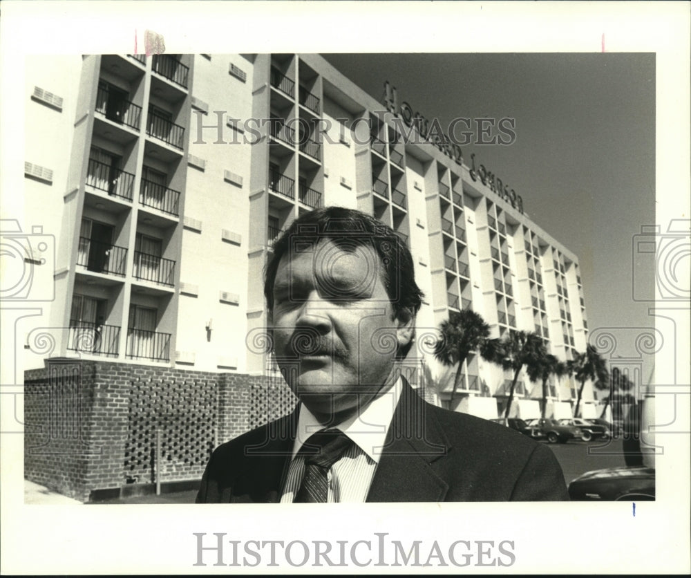 1988 Press Photo Greg Goodwin, manager, stands in front of Airport Hotel - Historic Images