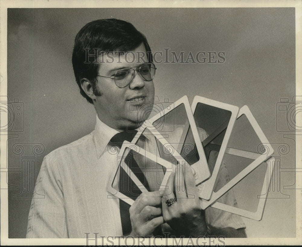 1976 Press Photo Charles Goodwin, holds glass treated with protective tint - Historic Images