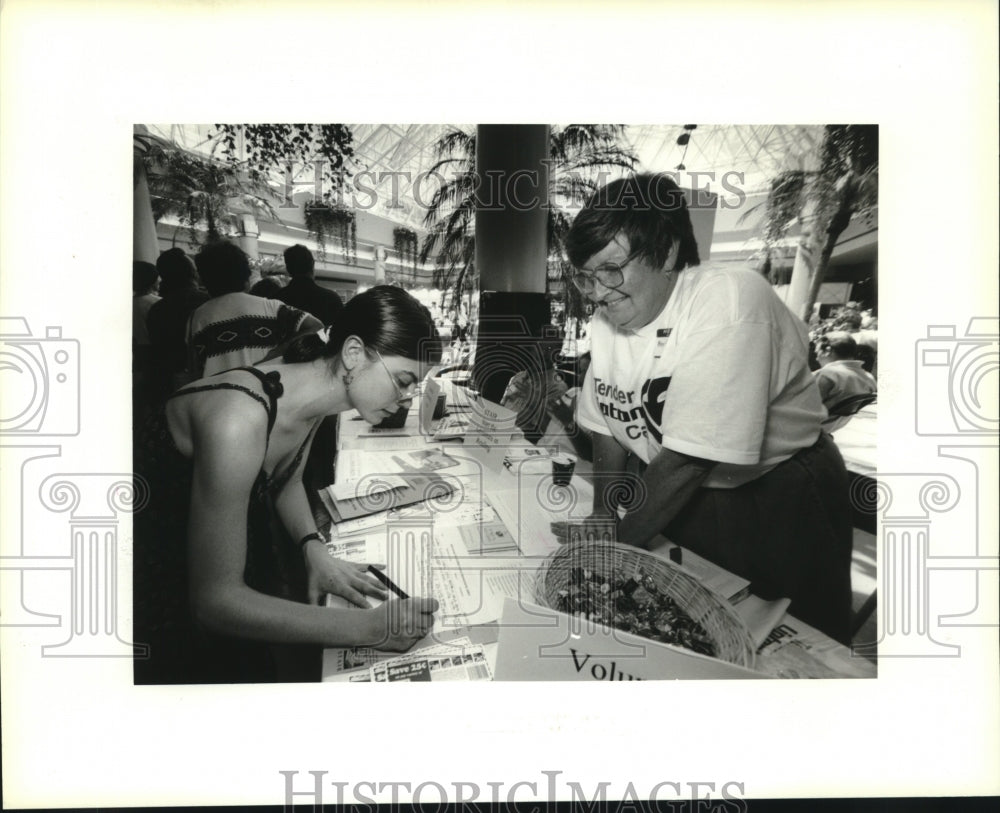 1995 Press Photo Tulane University Chemist Rachele Gibson Volunteers for STAIR - Historic Images