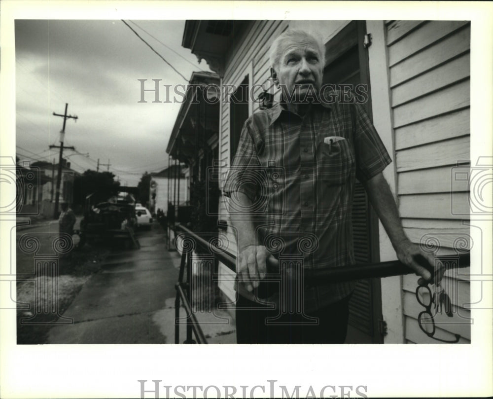 1993 Press Photo Housing - Irish Channel Native Larry Giessinger by Family Home - Historic Images