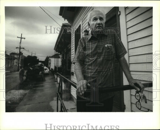 1993 Press Photo Housing - Irish Channel Native Larry Giessinger by Family Home - Historic Images