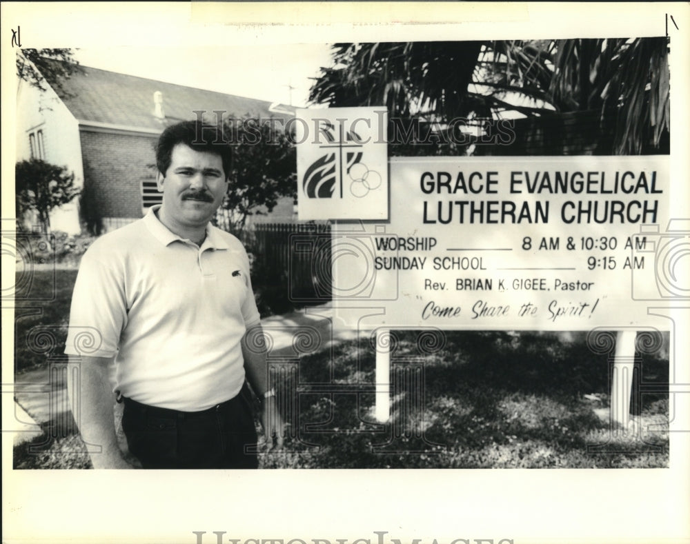 1990 Press Photo Reverend Brian Gigee at Grace Lutheran Church - Historic Images