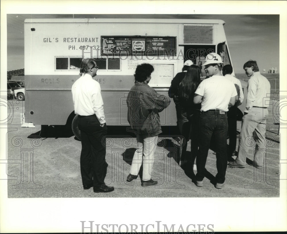 1990 Press Photo Gil&#39;s Restaurant food truck feeds LP&amp;L plant workers in Taft - Historic Images