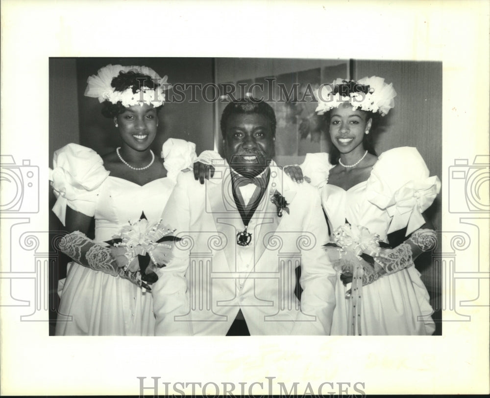 1989 Press Photo Gamma Rho Debutantes pose for picture - nob21194 - Historic Images