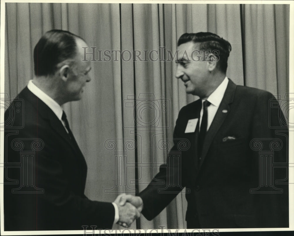 1970 Press Photo Joe Giglio shaking hands - nob21205 - Historic Images