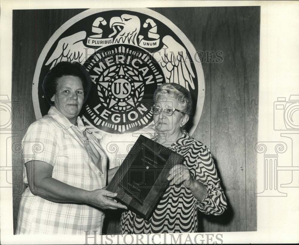 1971 Press Photo Mrs. Evelyn Gilbeaux, holds plaque from American Legion - Historic Images