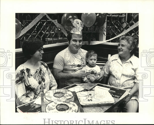 1980 Press Photo Suprise birthday party at a fast food restaurant. - nob21221 - Historic Images