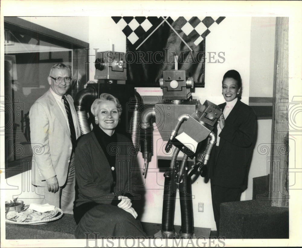 1990 Press Photo John Reidy, Karen Giger, &amp; Gee Tucker at the Children&#39;s Museum. - Historic Images