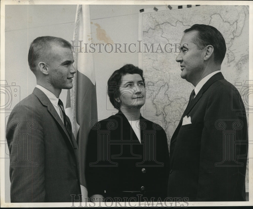 1964 Press Photo Gregory Gidman, Marjorie Smith, &amp; Donald Stout talk about trip. - Historic Images