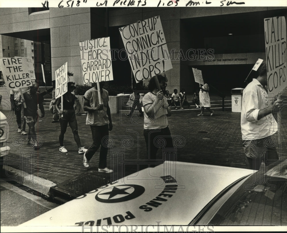 1983 Press Photo Protesters picket District Attorney&#39;s office over shooting - Historic Images