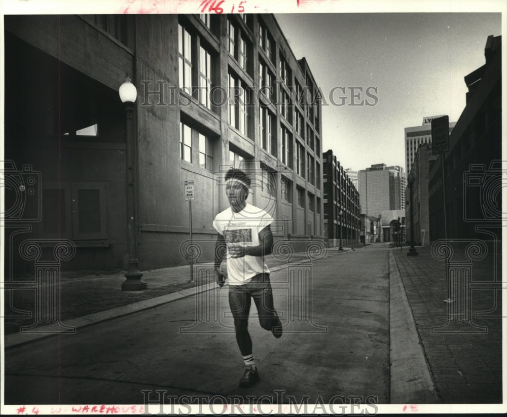 1986 Press Photo Mark Glover on moring jog, Warehouse District - nob21255 - Historic Images