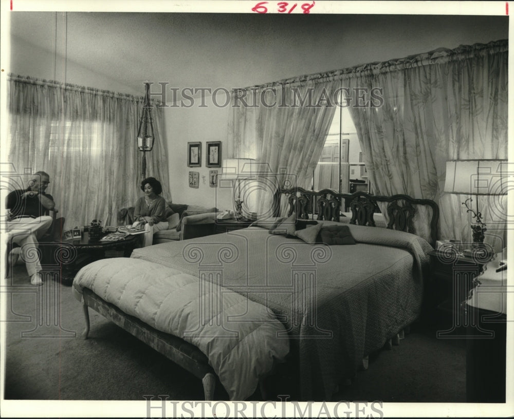 1996 Press Photo Mr. and Mrs. Elmo Glynn&#39;s bedroom at Boathouse #5 - Historic Images