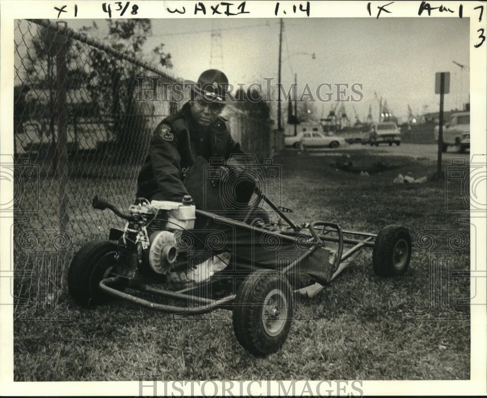 1980 Press Photo State Trooper Edgar Clay examines Go-Cart fatal to youth - Historic Images