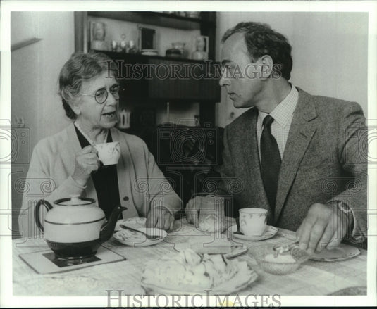 1989 Press Photo Dame Peggy Ashcroft & Peter Egan star in A Perfect Spy - Historic Images