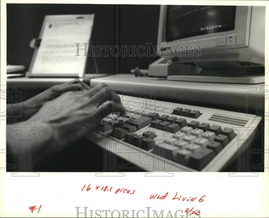 1991 Press Photo Carlos Thompson uses a keyboard that can be adjusted - Historic Images
