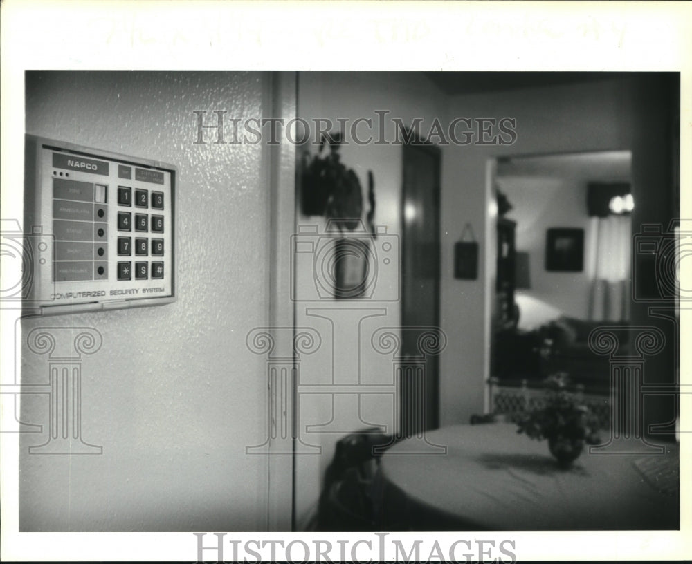 1991 Press Photo Electronic Security Services, Control Pad turn alarm on &amp; off - Historic Images